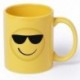 Taza amarilla con emoji gafas de sol